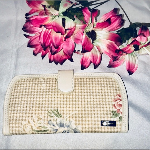 Liz Claiborne Handbags - Liz Claiborne wallet